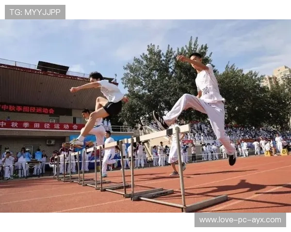 田径跨栏动作如飞，脚步轻盈无缓冲